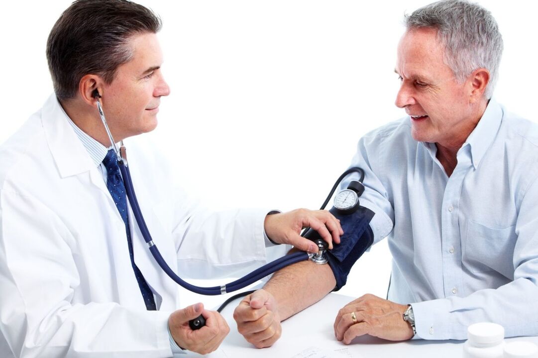 O médico mede a pressão do paciente com hipertensão